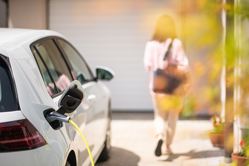 Voiture électrique en train d'être rechargée